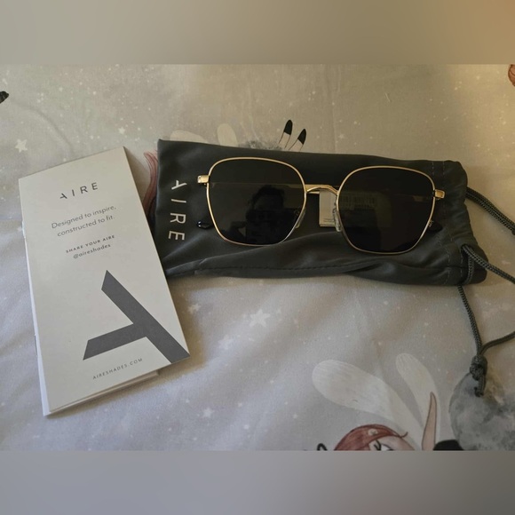 Gold and Black Women's Sunglasses - Picture 1 of 2